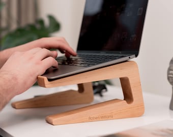 Handgefertigter MacBook Ständer aus Holz, individuell gravierter Schreibtisch Organizer, personalisierter Laptop Halter