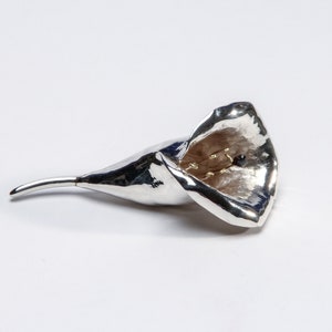 Broche de flor de plata con oro y perla