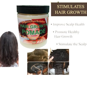 Pu&ograve; includere: Un barattolo bianco di pomata per la crescita dei capelli etichettato "Organic Hair Solution Hair Growth Pomade" con un'etichetta verde e bianca. Il barattolo &egrave; da 8 oz ed &egrave; adatto a tutti i tipi di capelli. La pomata &egrave; progettata per stimolare la crescita dei capelli, migliorare la salute del cuoio capelluto e promuovere una crescita sana dei capelli. L'immagine mostra anche foto prima e dopo la crescita dei capelli.