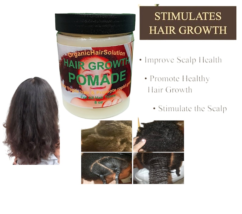 Pu&ograve; includere: Un barattolo bianco di pomata per la crescita dei capelli etichettato "Organic Hair Solution Hair Growth Pomade" con un'etichetta verde e bianca. Il barattolo &egrave; da 8 oz ed &egrave; adatto a tutti i tipi di capelli. La pomata &egrave; progettata per stimolare la crescita dei capelli, migliorare la salute del cuoio capelluto e promuovere una crescita sana dei capelli. L'immagine mostra anche foto prima e dopo la crescita dei capelli.