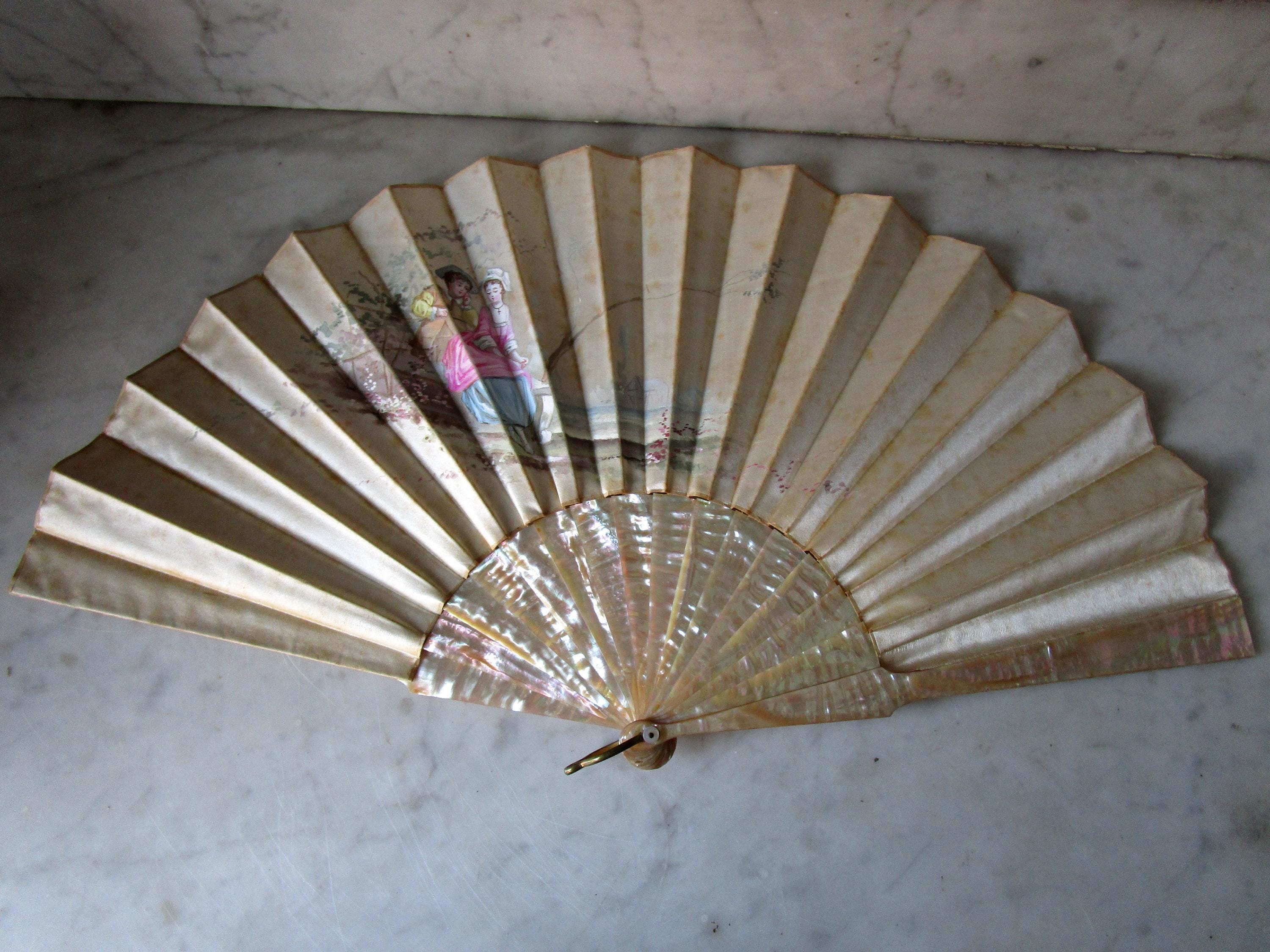 螺鈿の骨と手描きのシルクのカントリー模様の大きなアンティーク扇子