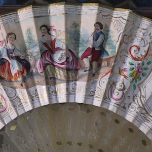 Ventaglio elisabettiano con collegamento cartilagineo con rilievi dorati. Paese di acquerello e carta da parati dorata