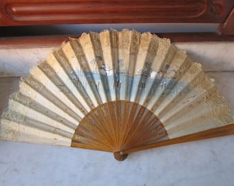 Vintage fan of hand-painted tulle with tip inlay. Fan wooden rods