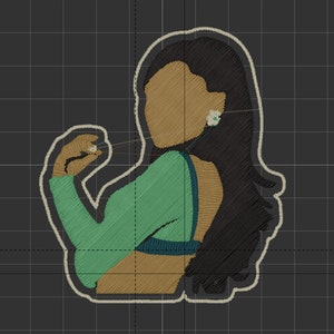 Puede incluir: Parche bordado con una mujer de pelo largo y negro, que lleva un top verde y azul. La mujer sostiene un objeto pequeño en su mano.