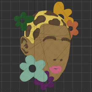 Op de afbeelding: Geborduurde illustratie van een persoon met een bruine huid en een luipaardprint-kapsel. De persoon draagt ​​een bloemenkrans met gele, oranje en groene bloemen. De persoon draagt ​​ook een blauwe en groene bloem achter het oor.