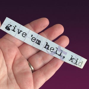 Give 'Em Hell Kid Vinyl Aufkleber, Emo Aufkleber, Elder Emo Aufkleber, Alternative Aufkleber, Pop Punk Vinyl Aufkleber, Elder Emo Vinyl Aufkleber, Emo Auto Aufkleber