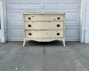 Gorgeous Vintage Farmhouse Dresser, Antique Furniture, Vintage Furniture, Wide Dresser, White Furniture, White Bedroom, Bedroom Storage