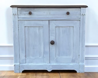 Hermoso gabinete antiguo de granja, muebles desgastados y desgastados, estilo shabby chic, pequeño gabinete vintage, muebles antiguos pintados, madera