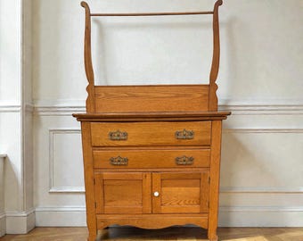 Mueble de lavabo de roble antiguo / Lavabo seco de estilo colonial de principios del siglo XX / Almacenamiento para baño o entrada de roble macizo / Pequeño armario de madera antiguo