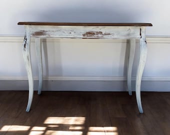 Consola de estilo provincial francés: mesa de entrada shabby chic en blanco desgastado con patas cabriolé y tablero de madera; mesa de sofá estilo rústico para recibidor.