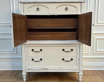 Cómoda francesa vintage de estilo campestre, cómoda color crema envejecida con puertas, mueble de almacenaje estilo granja, cómoda francesa para dormitorio.