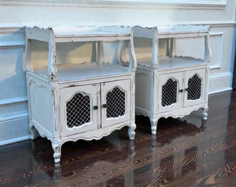 Mesitas de noche francesas vintage, par de mesitas de noche blancas envejecidas con puertas de malla de alambre, muebles de estilo rústico, estilo shabby chic.