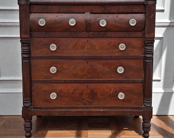 Cómoda antigua estilo imperio americano / Cómoda de cinco cajones con chapa de caoba / Muebles de dormitorio americanos del siglo XIX / Madera maciza