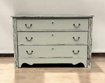 Preciosa cómoda antigua envejecida, pintada, color blanco roto, muebles neutros, muebles de estilo rústico, dormitorio pintado, cómoda de madera maciza.