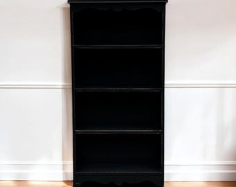 Preciosa librería vintage desgastada, muebles negros para sala de estar, almacenamiento para sala de estar, estantería rústica, desgastada, estilo shabby chic.