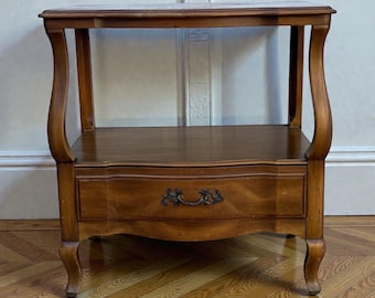 Mesa auxiliar vintage de John Widdicomb, mesita de noche de cerezo estilo provincial francés, mesa auxiliar tradicional de mediados de siglo, mesa auxiliar de dos niveles de los años 50