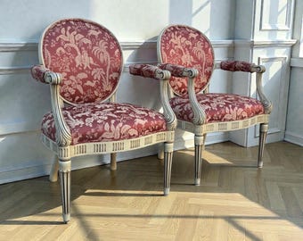 Sillones Luis XVI vintage a juego, sillas decorativas de estilo provincial francés, sillas con respaldo ovalado tallado estilo Hollywood Regency, tapizadas neoclásicas.