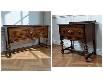 Juego de dos mesas de servicio antiguas de estilo neojacobino / Aparador y consola de nogal estilo Tudor con patas torneadas / Juego de comedor vintage