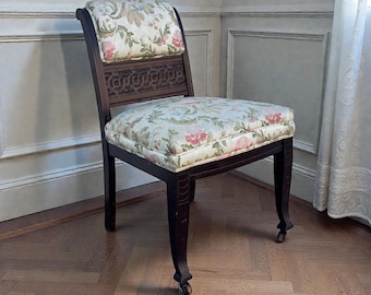 Silla Chippendale china antigua, sillón de tocador de caoba de la década de 1920, sillón decorativo con entramado tallado, sillón de dormitorio tapizado de estilo eduardiano.