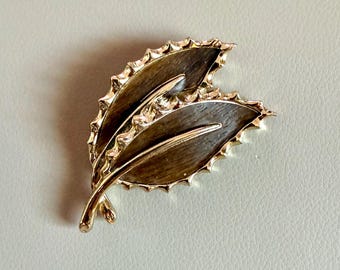 Vintage 1968 Sarah Coventry "Wooded Beauty" Brooch Pin | Gold Tone Leaf Pin with Faux Wood Inlay | Mid-Century Nature Jewelry