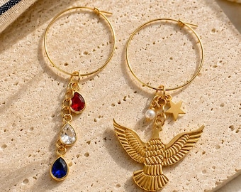Americana Charm-örhängen • Vattentäta patriotiska örhängen i 18 karat guld med PVD • Smycken med 4 juli-motiv • Hypoallergena örhängen med CZ-motiv