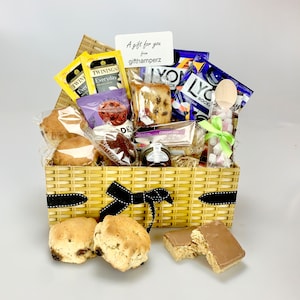 Deluxe Nachmittagstee Food Hamper Box 2-6 Personen fabelhafte behandelt Tee, Scones, Gebäck, Flapjacks, Tees Geburtstag Weihnachten Danke Geschenk
