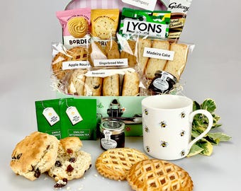 Cesto di lusso per il tè pomeridiano: scones, biscotti e conserve britanniche.