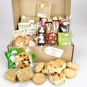 Deluxe Afternoon Tea Voedselmand voor 2 - 6 personen Fantastische traktatie Scones Gebak Muffins Flapjack Thee Eten Verjaardag Vintage Beterschap