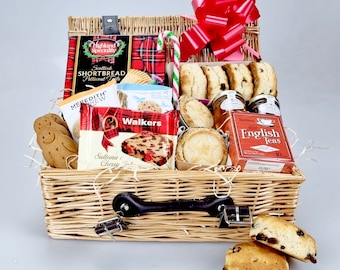 Può includere: Un cesto di vimini pieno di shortbread scozzese, tè inglesi, focaccine e altre prelibatezze. Il cesto è legato con un grande fiocco rosso e include un bastoncino di zucchero. Il cesto ha un manico nero e chiusure metalliche.
