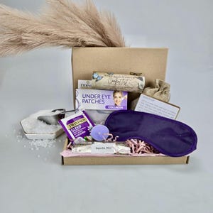 Cesta de bienestar y relajación: Antifaz para dormir, sales de baño, té, vela, parches