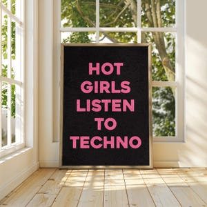 Puede incluir: Un póster enmarcado en negro con el texto "HOT GIRLS LISTEN TO TECHNO" en letras rosas.