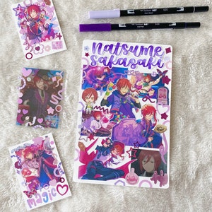 Puede incluir: Una hoja de papel blanca con un collage de personajes de anime morado y rosa. Los personajes son del anime "El Libro de los Amigos de Natsume". El título "Natsume Sakasaki" está escrito en letras de purpurina moradas en la parte superior de la página.