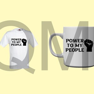 以下が含まれることがあります： 白いTシャツとマグカップに黒い文字と握りこぶしのグラフィックが描かれています。テキストは「Power to my people」です。