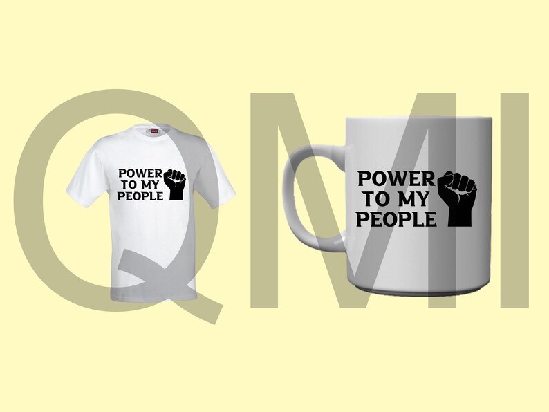 以下が含まれることがあります： 白いTシャツとマグカップに黒い文字と握りこぶしのグラフィックが描かれています。テキストは「Power to my people」です。