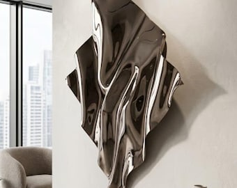 Puede incluir: Una gran escultura de pared hecha de metal oscuro pulido y reflectante con una superficie irregular, fluida y ondulada que crea reflejos distorsionados de la habitación circundante y las fuentes de luz.