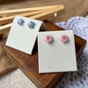 No me olvides pendientes, flor rosa, pequeños tachuelas de flores, pendientes de flores prensadas, pendientes de flores reales