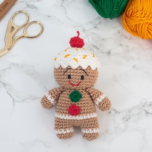 Crochet Gingerbread man amigurumi pattern | Gingerbread man Christmas ornament crochet pattern | Video tutorial