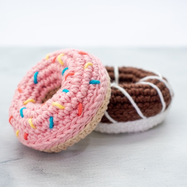 Mini No-sew donut amigurumi pattern. No sewing amigurumi. Donut crochet pattern play food.