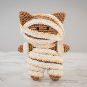 Mumie Katze Amigurumi Muster. Halloween Katze Häkelanleitung. Gehäkelte Amigurumi Mama Katze