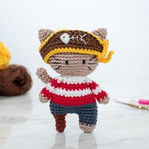 Pirate Cat amigurumi pattern. Halloween cat crochet pattern. Crochet amigurumi Pirate cat