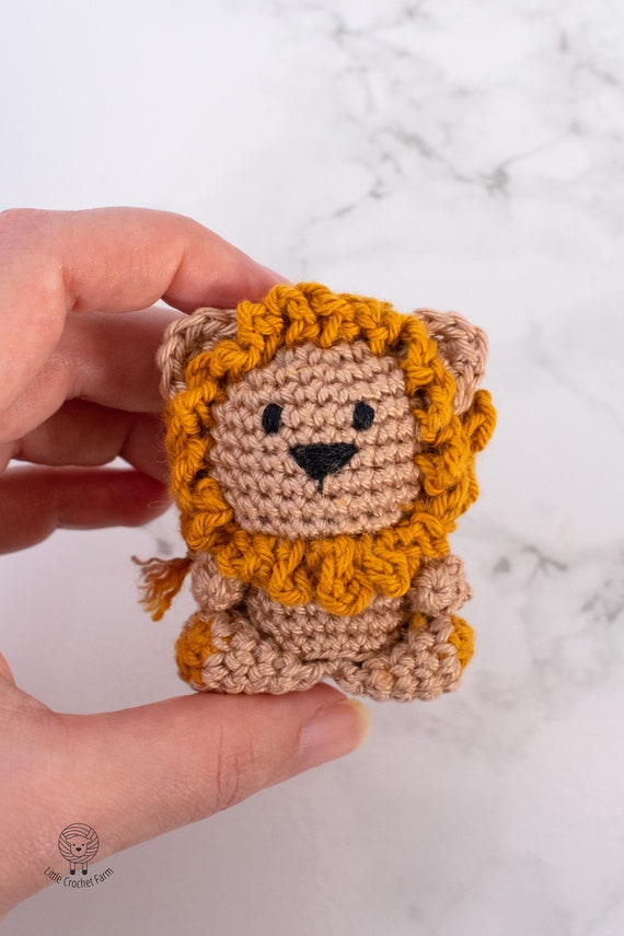 ミニライオンの編みぐるみパターン。リトルライオンのかぎ針編み