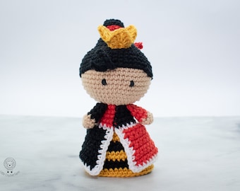 Queen of Hearts crochet pattern. Alice in wonderland amigurumi pattern. Stuffed toy PDF