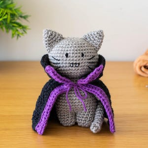Wzór amigurumi kota Draculi. Wzór szydełkowy z kotem na Halloween. Szydełkowe amigurumi kot Dracula