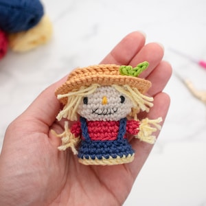 Padrão de mini amigurumi de espantalho | Padrão de enfeite de Halloween de mini espantalho em crochê | Tutorial em vídeo