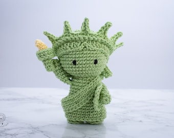 Patrón de amigurumi de la Estatua de la Libertad. Patrón de crochet para el 4 de julio. Muñeco de peluche DIY.