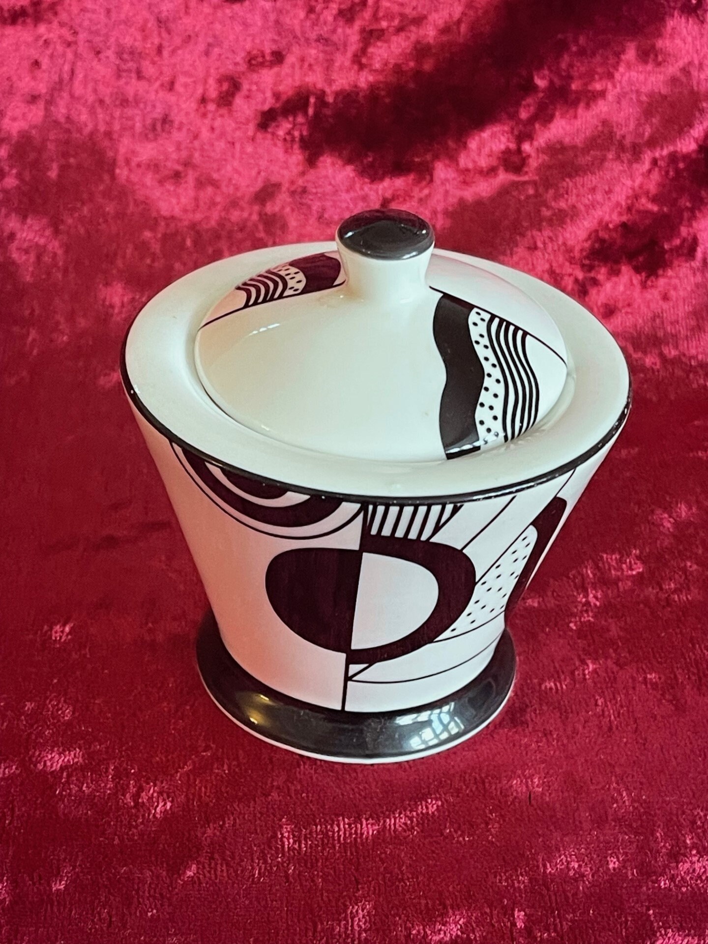 Zuckerdose mit Deckel im CLARICE CLIFF-Stil „MONO“, handbemalt von Brian Wood. Atemberaubender Artikel.