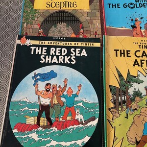 Peut inclure: Plusieurs bandes dessin&eacute;es Tintin avec des couvertures color&eacute;es. Les titres incluent "Le Sceptre d'Ottokar" et "Les Requins de la Mer Rouge". Les livres sont publi&eacute;s par Mammoth.