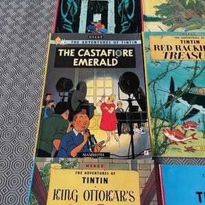 Peut inclure: Plusieurs bandes dessin&eacute;es Tintin, dont "Vol 714 pour Sydney", "Les Bijoux de la Castafiore" et "Le Sceptre d'Ottokar". Les couvertures pr&eacute;sentent des illustrations color&eacute;es et le personnage embl&eacute;matique de Tintin.