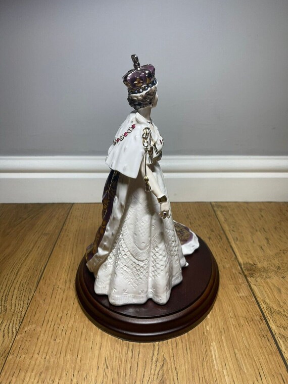 Royal Worcester Queen Elizabeth II Figurine. Limited Edition 152