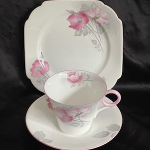 SHELLEY ティーセット トリオ ピンク「DOG ROSE」。パターン番号: W 12275。アールデコ。リージェントシェイプ。1930 年代。素晴らしい。